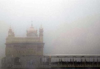 ਸ੍ਰੀ ਹਰਿਮੰਦਰ ਸਾਹਿਬ ਵਿਖੇ ਸ਼ਰਧਾਲੂਆਂ ਨੇ ਮਾਣਿਆ ਧੁੰਦ ਦਾ ਅਲੌਕਿਕ ਨਜ਼ਾਰਾ