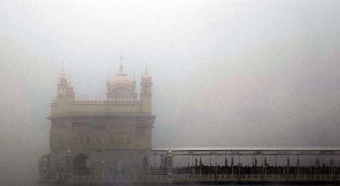 ਸ੍ਰੀ ਹਰਿਮੰਦਰ ਸਾਹਿਬ ਵਿਖੇ ਸ਼ਰਧਾਲੂਆਂ ਨੇ ਮਾਣਿਆ ਧੁੰਦ ਦਾ ਅਲੌਕਿਕ ਨਜ਼ਾਰਾ ਸ੍ਰੀ ਹਰਿਮੰਦਰ ਸਾਹਿਬ ਵਿਖੇ ਸ਼ਰਧਾਲੂਆਂ ਨੇ ਮਾਣਿਆ ਧੁੰਦ ਦਾ ਅਲੌਕਿਕ ਨਜ਼ਾਰਾ