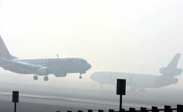 ਅੰਮ੍ਰਿਤਸਰ 'ਚ ਸੰਘਣੀ ਧੁੰਦ ਤੇ ਮੌਸਮ ਖ਼ਰਾਬ ਹੋਣ ਕਾਰਣ ਦੇਰ ਰਾਤ 4 ਉਡਾਣਾਂ ਰੱਦ