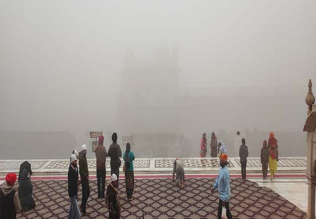 ਸ਼ਰਧਾਲੂਆਂ ਨੇ ਸ੍ਰੀ ਹਰਿਮੰਦਰ ਸਾਹਿਬ ਵਿਖੇ ਸੰਘਣੀ ਧੁੰਦ ਦਾ ਨਜ਼ਾਰਾ ਮਾਣਿਆ