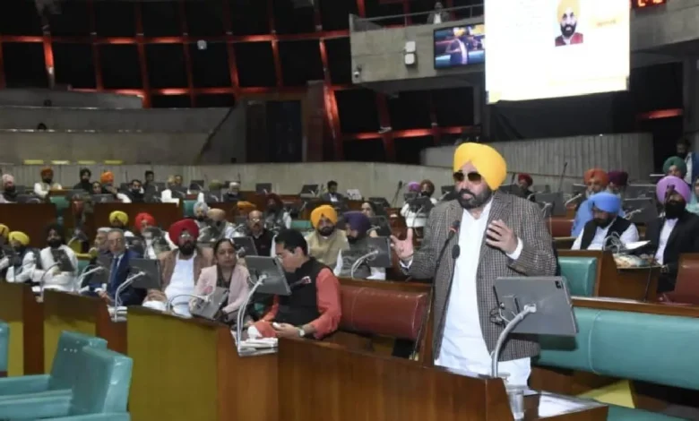 ਅੰਬੇਡਕਰ ਤੇ ਭਗਤ ਸਿੰਘ ਦੀਆਂ ਫੋਟੋਆਂ ਹਟਾਉਣ 'ਤੇ ਸਿਆਸਤ, ਪੰਜਾਬ ਵਿਧਾਨ ਸਭਾ 'ਚ ਨਿੰਦਾ ਮਤਾ ਪਾਸ; 'ਆਪ' ਨੇ ਕਾਂਗਰਸ ਨੂੰ ਵੀ ਦਿੱਤਾ ਝਟਕਾ