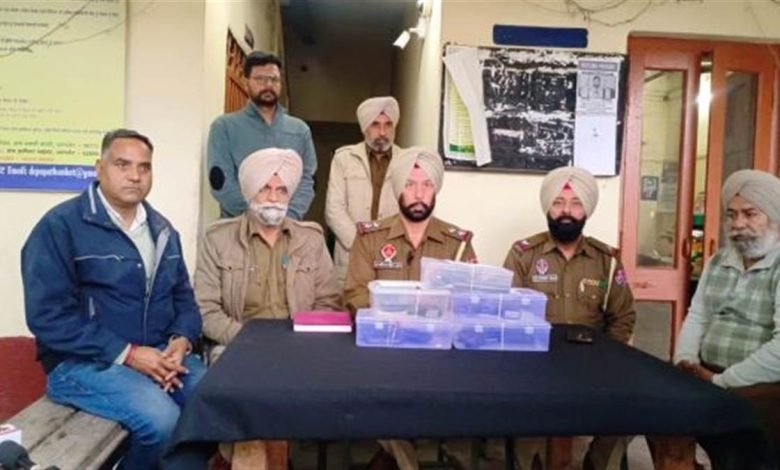 ਮਾਲਵਾ ਐਕਸਪ੍ਰੈਸ ਦੇ ਜਨਰਲ ਡੱਬੇ 'ਚੋਂ ਮਿਲਿਆ ਲਾਵਾਰਿਸ ਬੈਗ, ਪੰਜ ਪਿਸਤੌਲ ਤੇ 10 ਮੈਗਜ਼ੀਨ ਬਰਾਮਦ ਮਾਲਵਾ ਐਕਸਪ੍ਰੈਸ ਦੇ ਜਨਰਲ ਡੱਬੇ 'ਚੋਂ ਮਿਲਿਆ ਲਾਵਾਰਿਸ ਬੈਗ, ਪੰਜ ਪਿਸਤੌਲ ਤੇ 10 ਮੈਗਜ਼ੀਨ ਬਰਾਮਦ