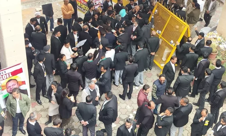 ਬਾਰ ਐਸੋਸੀਏਸ਼ਨ ਦੀ ਚੋਣ ਜਾਰੀ, 5030 ਵਕੀਲ ਕਰਨਗੇ ਉਮੀਦਵਾਰਾਂ ਦੀ ਕਿਸਮਤ ਦਾ ਫੈਸਲਾ