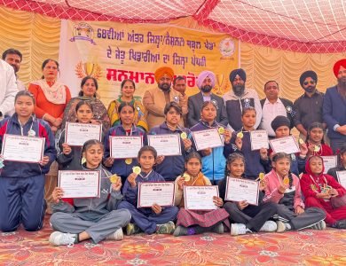 ਸਿੱਖਿਆ ਵਿਭਾਗ ਵੱਲੋਂ ਜ਼ਿਲ੍ਹੇ ਭਰ ਦੇ ਸੂਬਾ ਪੱਧਰ ਅਤੇ ਕੌਮੀ ਪੱਧਰ ’ਤੇ ਮੱਲਾਂ ਮਾਰਨ ਵਾਲੇ 200 ਖਿਡਾਰੀਆਂ ਅਤੇ 70 ਕੋਚਾਂ ਦਾ ਸਨਮਾਨ
