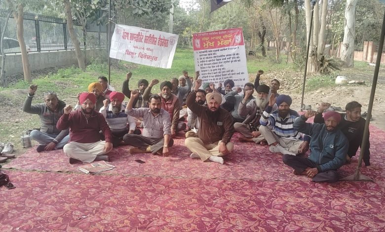 ਪਸਸਫ ਵੱਲੋਂ ਮੰਗਾਂ ਸਬੰਧੀ ਕੇਂਦਰ ਤੇ ਸੂਬਾ ਸਰਕਾਰ ਖਿਲਾਫ ਦਿਨ ਰਾਤ ਦਾ ਡੀਸੀ ਦਫ਼ਤਰ ਅੱਗੇ ਧਰਨਾ ਲਗਾਇਆ ਗਿਆ