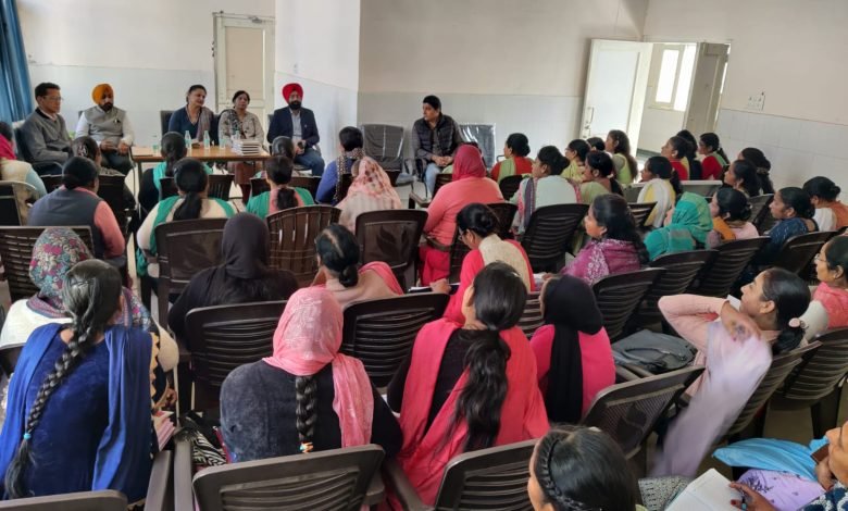 ਸਿਹਤ ਵਿਭਾਗ ਫਾਜਿਲਕਾ ਵੱਲੋਂ ਮਲਟੀਪਰਪਜ਼ ਹੈਲਥ ਵਰਕਰ ਅਤੇ ਆਸ਼ਾ ਨੂੰ ਕੀਤਾ ਸਨਮਾਨਿਤ ਸਿਹਤ ਵਿਭਾਗ ਫਾਜਿਲਕਾ ਵੱਲੋਂ ਮਲਟੀਪਰਪਜ਼ ਹੈਲਥ ਵਰਕਰ ਅਤੇ ਆਸ਼ਾ ਨੂੰ ਕੀਤਾ ਸਨਮਾਨਿਤ