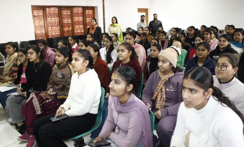 ਦੇਵ ਸਮਾਜ ਕਾਲਜ ਫਾਰ ਵੂਮੈਨ ਫਿਰੋਜ਼ਪੁਰ ਵਿਖੇ ਕਾਮਰਸ ਵਿਭਾਗ ਵੱਲੋਂ ‘ਮੈਨੇਜਿੰਗ ਕਾਪੀਰਾਈਟ ਐਂਡ ਨਿਗੋਸ਼ੇਟਿਗ ਪਬਲੀਸ਼ਿੰਗ ਐਗਰੀਮੈਂਟ’ ਵਿਸ਼ੇ ’ਤੇ ਕਰਵਾਇਆ ਸੈਮੀਨਾਰ