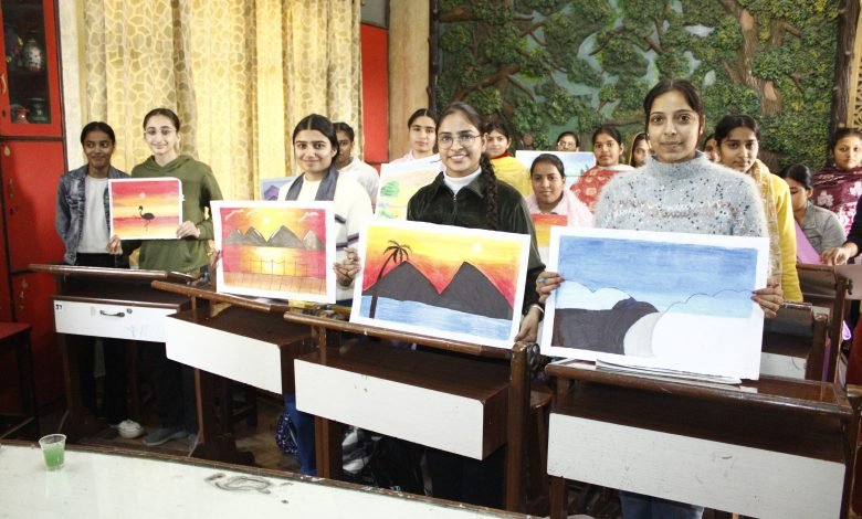 ਦੇਵ ਸਮਾਜ ਕਾਲਜ ਫਾਰ ਵੂਮੈਨ ਫਿਰੋਜ਼ਪੁਰ ਵਿਖੇ ਲਲਿਤ ਕਲਾ ਵਿਭਾਗ ਦੁਆਰਾ ਤਿੰਨ ਦਿਨਾਂ ਦੀ ਪੋਰਟਰੇਟ ਸਟੱਡੀ ਵਕਰਸ਼ਾਪ ਦੇ ਆਯੋਜਨ ’ਚ ਭਾਗ ਲੈਂਦੀਆਂ ਵਿਦਿਆਰਥਣਾਂ। 