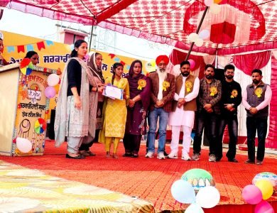 ਪੀਐੱਮ ਸ੍ਰੀ ਸਰਕਾਰੀ ਹਾਈ ਸਕੂਲ ਝੋਕ ਟਹਿਲ ਸਿੰਘ ਵਿਖੇ ਸਲਾਨਾ ਸਮਾਗਮ ਦੌਰਾਨ ਵਿਦਿਆਰਥਣ ਨੂੰ ਸਨਮਾਨਿਤ ਕਰਦੇ ਹੋਏ ਅਧÇਆਪਕ।  