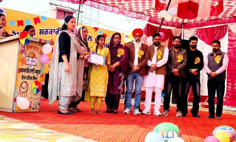 ਪੀਐੱਮ ਸ੍ਰੀ ਸਰਕਾਰੀ ਹਾਈ ਸਕੂਲ ਝੋਕ ਟਹਿਲ ਸਿੰਘ ਵਿਖੇ ਸਲਾਨਾ ਸਮਾਗਮ ਦੌਰਾਨ ਵਿਦਿਆਰਥਣ ਨੂੰ ਸਨਮਾਨਿਤ ਕਰਦੇ ਹੋਏ ਅਧÇਆਪਕ।  