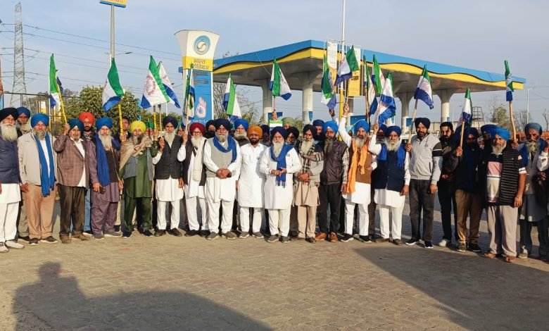 ਕਿਸਾਨ ਮਜ਼ਦੂਰ ਜਥੇਬੰਦੀ ਦਾ ਵੱਡਾ ਕਾਫ਼ਲਾ ਸ਼ੰਭੂ ਬਾਰਡਰ ’ਤੇ ਸ਼ਾਮਲ ਹੋਣ ਲਈ ਰਵਾਨਾ ਹੁੰਦਾ ਹੋਇਆ। 