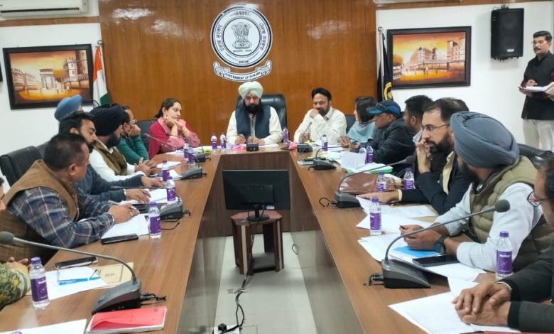 ਮੈਂਬਰ ਪਾਰਲੀਮੈਂਟ ਨੇ ਅਧਿਕਾਰੀਆਂ ਨਾਲ ਮੀਟਿੰਗ ਕਰ ਵੱਖ-ਵੱਖ ਸਰਕਾਰੀ ਸਕੀਮਾਂ ਦੀ ਕੀਤੀ ਸਮੀਖਿਆ, ਜ਼ਰੂਰੀ ਦਿਸ਼ਾ ਨਿਰਦੇਸ਼ ਵੀ ਕੀਤੇ ਜਾਰੀ ਕਿਹਾ, ਜ਼ਿਲ੍ਹਾ ਵਾਸੀ ਸਰਕਾਰੀ ਸਕੀਮਾਂ ਦਾ ਵੱਧ ਤੋਂ ਵੱਧ ਲੈਣ ਲਾਹਾ ਮੈਂਬਰ ਪਾਰਲੀਮੈਂਟ ਨੇ ਅਧਿਕਾਰੀਆਂ ਨਾਲ ਮੀਟਿੰਗ ਕਰ ਵੱਖ-ਵੱਖ ਸਰਕਾਰੀ ਸਕੀਮਾਂ ਦੀ ਕੀਤੀ ਸਮੀਖਿਆ, ਜ਼ਰੂਰੀ ਦਿਸ਼ਾ ਨਿਰਦੇਸ਼ ਵੀ ਕੀਤੇ ਜਾਰੀ ਕਿਹਾ, ਜ਼ਿਲ੍ਹਾ ਵਾਸੀ ਸਰਕਾਰੀ ਸਕੀਮਾਂ ਦਾ ਵੱਧ ਤੋਂ ਵੱਧ ਲੈਣ ਲਾਹਾ