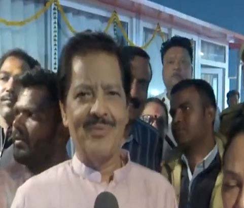 ਗਾਇਕ ਉਦਿਤ ਨਾਰਾਇਣ ਆਪਣੀ ਪਤਨੀ ਨਾਲ ਮਹਾਕੁੰਭ ਮੇਲੇ ਵਿਚ ਪਹੁੰਚੇ ਗਾਇਕ ਉਦਿਤ ਨਾਰਾਇਣ ਆਪਣੀ ਪਤਨੀ ਨਾਲ ਮਹਾਕੁੰਭ ਮੇਲੇ ਵਿਚ ਪਹੁੰਚੇ