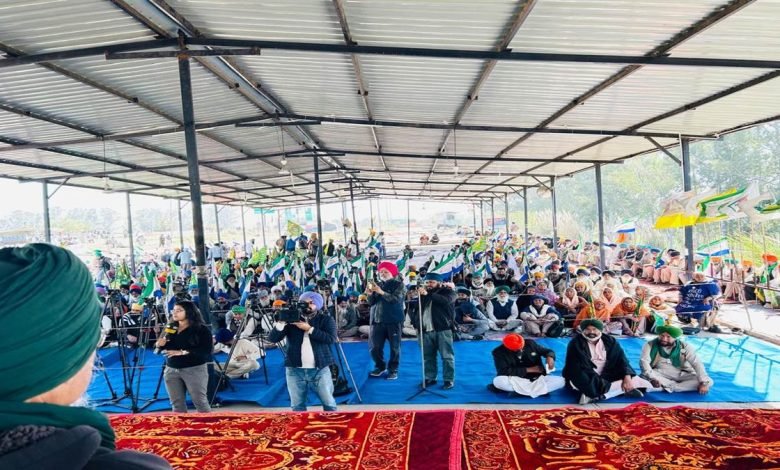 ਸ਼ੰਭੂ ਬਾਰਡਰ 'ਤੇ ਮਹਾਂਪੰਚਾਇਤ, ਵੱਡੀ ਗਿਣਤੀ 'ਚ ਕਿਸਾਨਾਂ ਦੇ ਆਉਣ ਦਾ ਸਿਲਸਿਲਾ ਜਾਰੀ