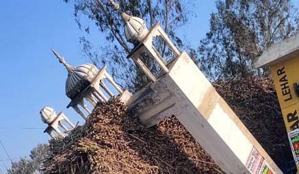 ਗੰਨਿਆਂ ਦੀ ਟਰਾਲੀ ਕਾਰਨ ਪਿੰਡ ਰਾਜੋਵਾਲ, ਹੁਸ਼ਿਆਰਪੁਰ ਦਾ ਯਾਦਗਾਰੀ ਗੇਟ ਹੋਇਆ ਢਹਿਢੇਰੀ