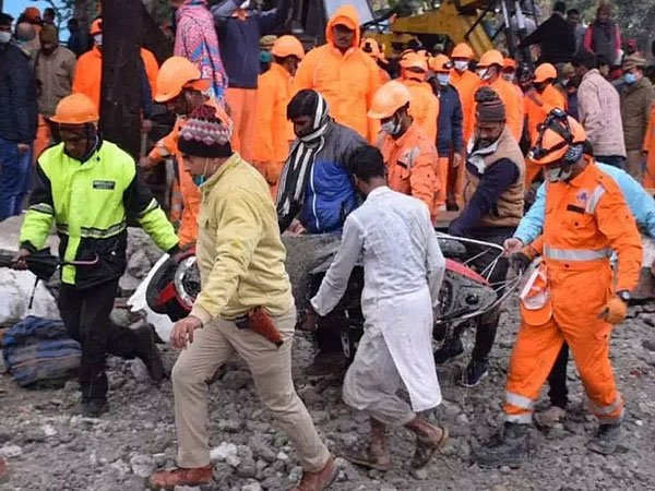 ਯੂਪੀ ਦੇ ਗਾਜ਼ੀਆਬਾਦ ਦੇ ਮੁਰਾਦਨਗਰ ਸ਼ਮਸ਼ਾਨਘਾਟ ਵਿਚ ਨਿਰਮਾਣ ਅਧੀਨ ਟੈਂਕ ਦਾ ਸ਼ਟਰ ਡਿੱਗਿਆ, ਕਈ ਮਜ਼ਦੂਰ ਦੱਬੇ ਯੂਪੀ ਦੇ ਗਾਜ਼ੀਆਬਾਦ ਦੇ ਮੁਰਾਦਨਗਰ ਸ਼ਮਸ਼ਾਨਘਾਟ ਵਿਚ ਨਿਰਮਾਣ ਅਧੀਨ ਟੈਂਕ ਦਾ ਸ਼ਟਰ ਡਿੱਗਿਆ, ਕਈ ਮਜ਼ਦੂਰ ਦੱਬੇ