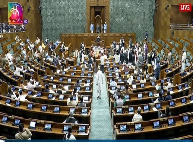 ਲੋਕ ਸਭਾ 'ਚ ਵਿਰੋਧੀ ਧਿਰ ਦੇ ਮੈਂਬਰਾਂ ਦੇ ਹੰਗਾਮੇ ਤੋਂ ਬਾਅਦ ਸਦਨ ਕੱਲ੍ਹ ਤੱਕ ਮੁਲਤਵੀ