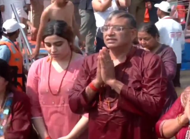 ਮੁੱਖ ਚੋਣ ਕਮਿਸ਼ਨਰ ਨੇ ਲਗਾਈ ਤ੍ਰਿਵੇਣੀ ਸੰਗਮ ’ਚ ਡੁਬਕੀ