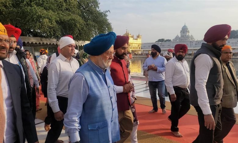 ਸੱਚਖੰਡ ਸ੍ਰੀ ਹਰਿਮੰਦਰ ਸਾਹਿਬ ਨਤਮਸਤਕ ਹੋਏ ਕੇਂਦਰੀ ਮੰਤਰੀ ਹਰਦੀਪ ਸਿੰਘ ਪੁਰੀ