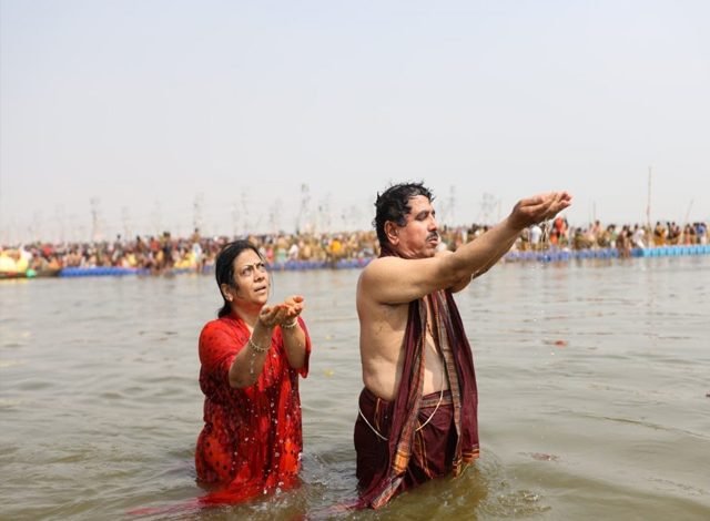 ਕੇਂਦਰੀ ਮੰਤਰੀ ਪ੍ਰਹਿਲਾਦ ਜੋਸ਼ੀ ਨੇ ਮਹਾਕੁੰਭ ’ਚ ਲਗਾਈ ਡੁਬਕੀ