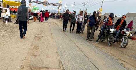 ਪ੍ਰਯਾਗਰਾਜ ਮਹਾਂਕੁੰਭ ​​ਵਿਚ ਲੋਹੇ ਦੀਆਂ ਚਾਦਰਾਂ ਨਾਲ ਬਣੀਆਂ ਅਸਥਾਈ ਸੜਕਾਂ