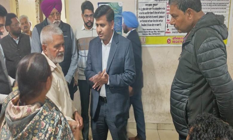 ਡੀਸੀ ਨੇ ਸਬ ਰਜਿਸਟਰਾਰ ਦਫ਼ਤਰ ਦੀ ਕੀਤੀ ਅਚਨਚੇਤ ਚੈਕਿੰਗ, ਲੋਕਾਂ ਨਾਲ ਕੀਤੀ ਗੱਲਬਾਤ