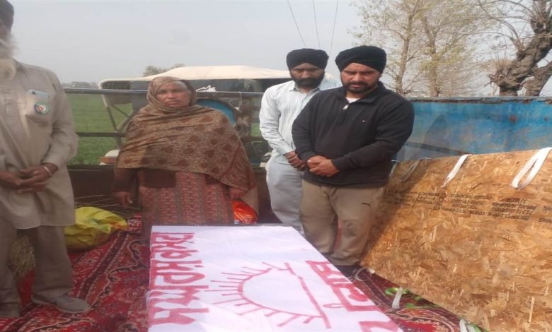 ਕੈਨੇਡਾ ਤੋਂ ਆਈ ਨੌਜਵਾਨ ਦੀ ਦੇਹ, ਗਮਗੀਨ ਮਾਹੌਲ ’ਚ ਹੋਇਆ ਸਸਕਾਰ