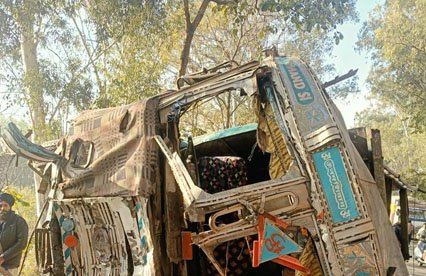 ਚੰਡੀਗੜ੍ਹ ਰੋਡ 'ਤੇ ਟਰੱਕ ਦੀ ਭਿਆਨਕ ਟੱਕਰ 'ਚ 2 ਦੀ ਮੌਤ, ਇਕ ਦਰਜਨ ਵਿਦਿਆਰਥਣਾਂ ਜ਼ਖ਼ਮੀ