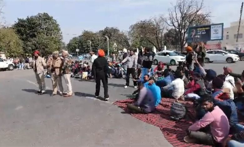 ਸਹਾਇਕ ਲਾਈਨਮੈਨ ਦੀਆਂ ਘੱਟ ਪੋਸਟਾਂ ਜਾਰੀਕਰਨ ਵਿਰੁੱਧ ਨੌਜਵਾਨਾਂ ਨੇ ਘੇਰਿਆ ਫੁਹਾਰਾ ਚੌਂਕ, ਚਾਰੇ ਪਾਸੇ ਲੱਗਾ ਜਾਮ