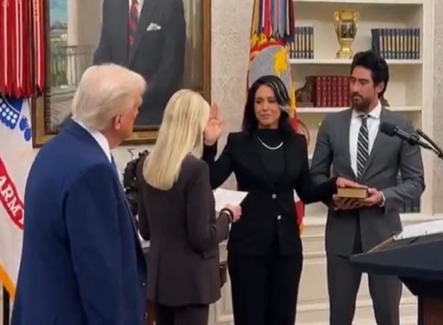 ਤੁਲਸੀ ਗੈਬਾਰਡ ਨੂੰ ਵ੍ਹਾਈਟ ਹਾਊਸ ਵਿਖੇ ਨੈਸ਼ਨਲ ਇੰਟੈਲੀਜੈਂਸ ਦੇ ਡਾਇਰੈਕਟਰ ਵਜੋਂ ਚੁਕਾਈ ਗਈ ਸਹੁੰ