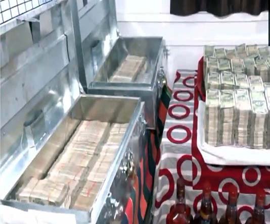 ਕਰਨਾਟਕ ਪੁਲਿਸ ਵਲੋਂ ਕਈ ਸ਼ਾਹੂਕਾਰਾਂ ਦੇ ਘਰ ਛਾਪੇਮਾਰੀ, 4,90,98,000 ਰੁਪਏ ਅਤੇ 992 ਗ੍ਰਾਮ ਸੋਨਾ ਜ਼ਬਤ-6 ਗ੍ਰਿਫ਼ਤਾਰ ਕਰਨਾਟਕ ਪੁਲਿਸ ਵਲੋਂ ਕਈ ਸ਼ਾਹੂਕਾਰਾਂ ਦੇ ਘਰ ਛਾਪੇਮਾਰੀ, 4,90,98,000 ਰੁਪਏ ਅਤੇ 992 ਗ੍ਰਾਮ ਸੋਨਾ ਜ਼ਬਤ-6 ਗ੍ਰਿਫ਼ਤਾਰ