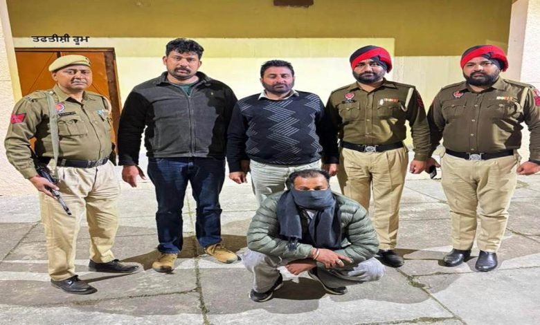 ਪੀਓ ਸਟਾਫ਼ ਵੱਲੋਂ ਭਗੌੜਾ ਗ੍ਰਿਫ਼ਤਾਰ ਪੀਓ ਸਟਾਫ਼ ਵੱਲੋਂ ਭਗੌੜਾ ਗ੍ਰਿਫ਼ਤਾਰ