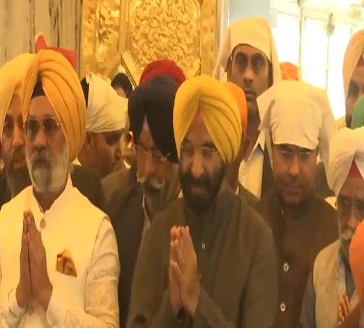 ਭਾਜਪਾ ਆਗੂ ਮਨਜਿੰਦਰ ਸਿੰਘ ਸਿਰਸਾ ਦਿੱਲੀ ਦੇ ਗੁਰਦੁਆਰਾ ਬੰਗਲਾ ਸਾਹਿਬ ਵਿਖੇ ਜਿੱਤ ਤੋਂ ਬਾਅਦ ਹੋਏ ਨਤਮਸਤਕ