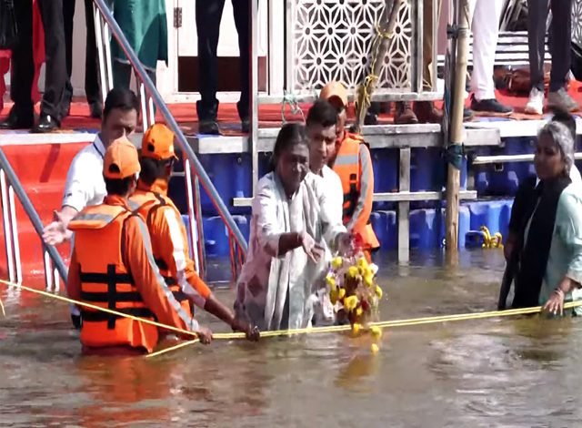 ਤ੍ਰਿਵੇਣੀ ਸੰਗਮ ਵਿਖੇ ਰਾਸ਼ਟਰਪਤੀ ਨੇ ਲਗਾਈ ਡੁਬਕੀ