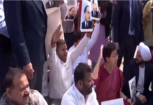 ਦਿੱਲੀ ਵਿਧਾਨ ਸਭਾ: ਉਪ ਰਾਜਪਾਲ ਦੇ ਭਾਸ਼ਣ ਦੌਰਾਨ ਆਪ ਵਿਧਾਇਕਾਂ ਨੇ ਕੀਤਾ ਹੰਗਾਮਾ ਦਿੱਲੀ ਵਿਧਾਨ ਸਭਾ: ਉਪ ਰਾਜਪਾਲ ਦੇ ਭਾਸ਼ਣ ਦੌਰਾਨ ਆਪ ਵਿਧਾਇਕਾਂ ਨੇ ਕੀਤਾ ਹੰਗਾਮਾ