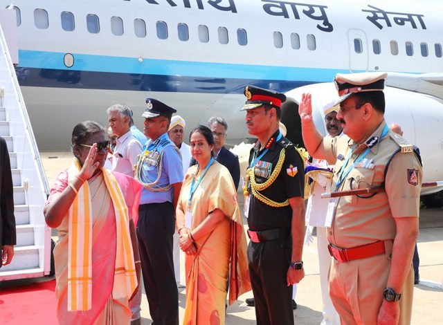 ਮਹਿਲਾ ਸੰਮੇਲਨ ’ਚ ਸ਼ਾਮਿਲ ਹੋਣ ਲਈ ਪੁੱਜੇ ਰਾਸ਼ਟਰਪਤੀ ਮਹਿਲਾ ਸੰਮੇਲਨ ’ਚ ਸ਼ਾਮਿਲ ਹੋਣ ਲਈ ਪੁੱਜੇ ਰਾਸ਼ਟਰਪਤੀ