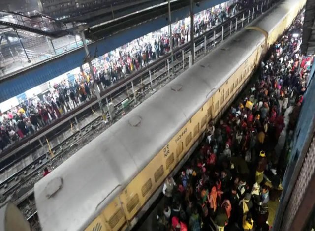 ਨਵੀਂ ਦਿੱਲੀ ਰੇਲਵੇ ਸਟੇਸ਼ਨ 'ਤੇ ਭਗਦੜ ਚ ਜਾਨ ਗਵਾਉਣ ਵਾਲੇ ਮ੍ਰਿਤਕਾਂ ਦੇ ਪਰਿਵਾਰਾਂ ਲਈ ਮੁਆਵਜ਼ੇ ਦਾ ਐਲਾਨ