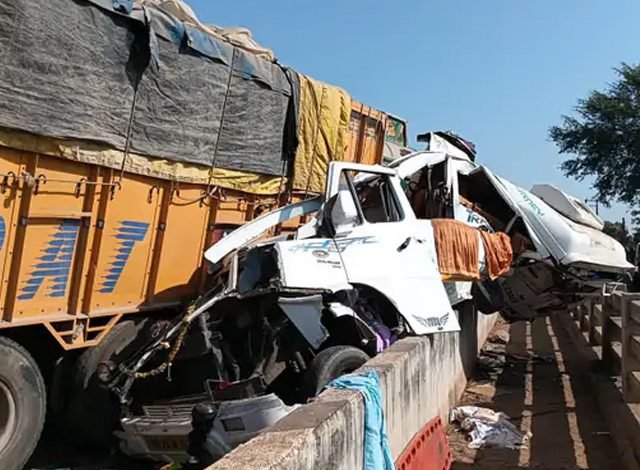 ਜਬਲਪੁਰ: ਸੜਕ ਹਾਦਸੇ ਵਿਚ 7 ਲੋਕਾਂ ਦੀ ਮੌਤ ਜਬਲਪੁਰ: ਸੜਕ ਹਾਦਸੇ ਵਿਚ 7 ਲੋਕਾਂ ਦੀ ਮੌਤ