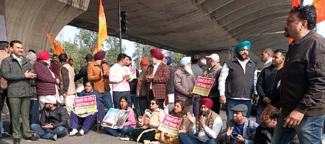 ਹਿੰਦੂ ਸੰਗਠਨਾਂ ਅਤੇ ਮੰਦਰ ਕਮੇਟੀ ਨੇ ਲੁਧਿਆਣਾ ਫ਼ਿਰੋਜ਼ਪੁਰ ਰੋਡ ਨੂੰ ਕੀਤਾ ਗਿਆ ਜਾਮ