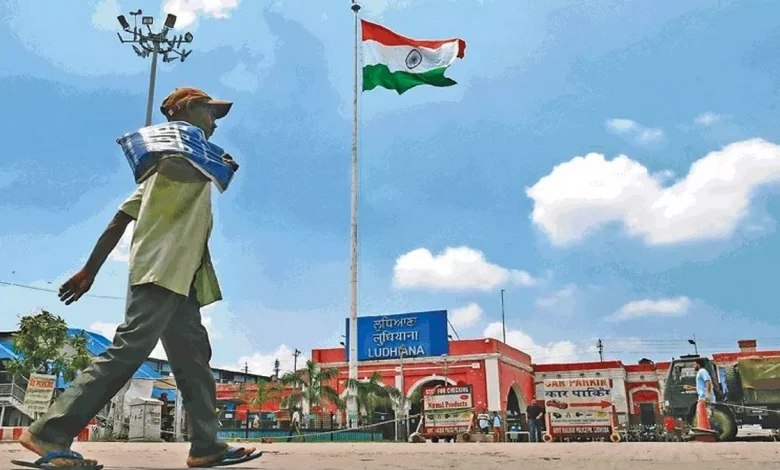 ਲੁਧਿਆਣਾ ਰੇਲਵੇ ਸਟੇਸ਼ਨ 'ਤੇ ਪਲੇਟਫਾਰਮ ਟਿਕਟਾਂ ਦੀ ਵਿਕਰੀ ਬੰਦ, ਵਾਧੂ ਸਾਮਾਨ ਲਿਜਾਣ 'ਤੇ ਵੀ ਪਾਬੰਦੀ; ਜਾਣੋ ਕਿਉਂ ਲਿਆ ਇਹ ਫੈਸਲਾ? ਲੁਧਿਆਣਾ ਰੇਲਵੇ ਸਟੇਸ਼ਨ 'ਤੇ ਪਲੇਟਫਾਰਮ ਟਿਕਟਾਂ ਦੀ ਵਿਕਰੀ ਬੰਦ, ਵਾਧੂ ਸਾਮਾਨ ਲਿਜਾਣ 'ਤੇ ਵੀ ਪਾਬੰਦੀ; ਜਾਣੋ ਕਿਉਂ ਲਿਆ ਇਹ ਫੈਸਲਾ?