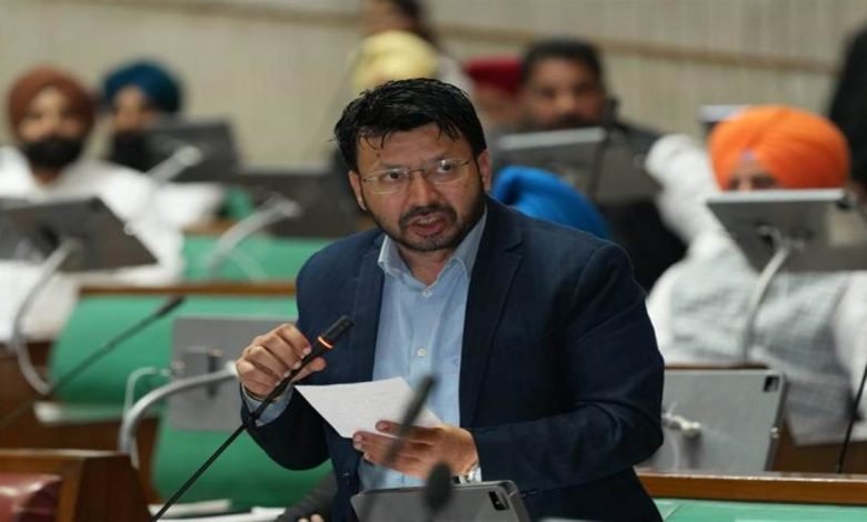 ਕੁੱਤਿਆਂ ਦੀਆਂ ਖ਼ਤਰਨਾਕ ਪ੍ਰਜਾਤੀਆਂ ਲਈ ਸਰਕਾਰ ਬਣਾ ਰਹੀ ਹੈ ਪਾਲਿਸੀ, ਡਾ. ਰਵਜੋਤ ਨੇ ਵਿਧਾਨ ਸਭਾ ਸੈਸ਼ਨ ਦੌਰਾਨ ਅਵਾਰਾ ਕੁੱਤਿਆਂ ਸਬੰਧੀ ਪ੍ਰਸਤਾਵ ਦਾ ਦਿੱਤਾ ਉੱਤਰ