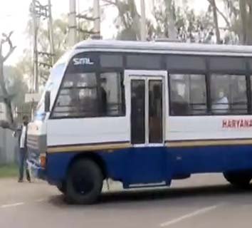 ਅਮਰੀਕਾ ਤੋਂ ਡਿਪੋਰਟ ਕੀਤੇ ਗਏ ਹਰਿਆਣਾ ਨਾਲ ਸੰਬੰਧਿਤ ਗੈਰ-ਕਾਨੂੰਨੀ ਭਾਰਤੀ ਪ੍ਰਵਾਸੀਆਂ ਨੂੰ ਅੰਬਾਲਾ ਪੁਲਿਸ ਲਾਈਨਜ਼ ਲਿਜਾਇਆ ਗਿਆ