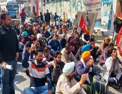 ਠੇਕਾ ਮੁਲਾਜ਼ਮਾਂ ਨੇ ਕੈਬਨਿਟ ਮੰਤਰੀ ਦੀ ਕੋਠੀ ਮੂਹਰੇ ਲਾਇਆ ਧਰਨਾ
