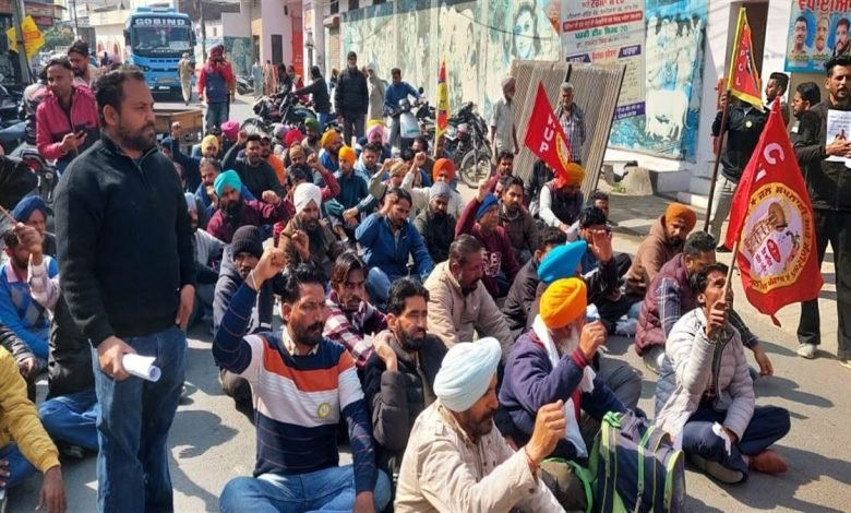 ਠੇਕਾ ਮੁਲਾਜ਼ਮਾਂ ਨੇ ਕੈਬਨਿਟ ਮੰਤਰੀ ਦੀ ਕੋਠੀ ਮੂਹਰੇ ਲਾਇਆ ਧਰਨਾ