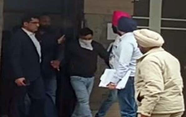 ਹੁਸ਼ਿਆਰਪੁਰ ਤਹਿਸੀਲ 'ਚ ਨਾਇਬ ਤਹਿਸੀਲਦਾਰ ਦਾ ਰੀਡਰ ਰਿਸ਼ਵਤ ਲੈਂਦਾ ਕਾਬੂ