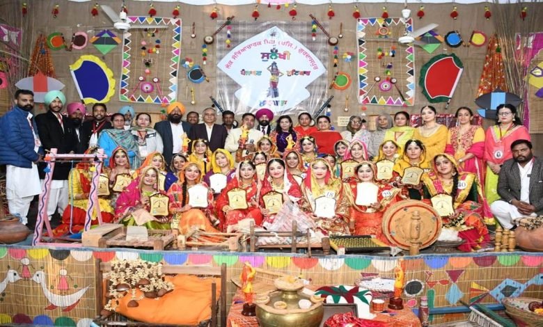 ਹਰਸ਼ਦੀਪ ਕੌਰ ਦੇ ਸਿਰ ’ਤੇ ਸਜਿਆ ਸੁਨੱਖੀ ਮੁਟਿਆਰ ਦਾ ਤਾਜ, ਗੁਰਦਾਸਪੁਰ ’ਚ ਹੋਏ ਪੰਜਾਬ ਪੱਧਰੀ ਸੁਨੱਖੀ ਪੰਜਾਬਣ ਮੁਟਿਆਰ ਮੁਕਾਬਲੇ