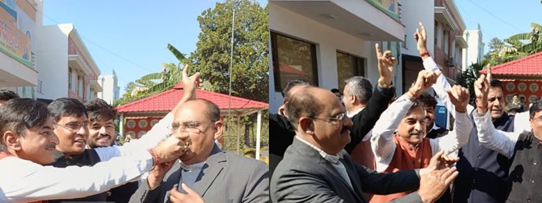 ਪੰਜਾਬ ਭਾਜਪਾ ਦਫਤਰ ਵਿਖੇ ਦਿੱਲੀ ਚੋਣਾਂ ਵਿਚ ਹੋਈ ਜਿੱਤ ਨੂੰ ਲੈ ਕੇ ਜਸ਼ਨ ਮਨਾਉਂਦੇ ਹੋਏ ਵਰਕਰ