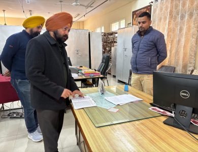 ਏਡੀਸੀ ਵੱਲੋਂ ਤਹਿਸੀਲ, ਜ਼ਿਲ੍ਹਾ ਪ੍ਰੋਗਰਾਮ ਤੇ ਫੂਡ ਸਪਲਾਈ ਵਿਭਾਗ ਦੇ ਦਫ਼ਤਰਾਂ ਦੀ ਅਚਨਚੇਤ ਚੈਕਿੰਗ, ਗੈਰ-ਹਾਜ਼ਰ ਕਰਮਚਾਰੀਆਂ ਨੂੰ ਨੋਟਿਸ ਜਾਰੀ