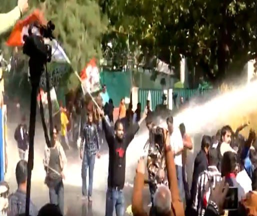 ਚੰਡੀਗੜ੍ਹ 'ਚ ਯੂਥ ਕਾਂਗਰਸ ਦੇ ਵਰਕਰਾਂ ਵਲੋਂ ਭਾਰਤੀਆਂ ਨੂੰ ਡਿਪੋਰਟ ਦੇ ਮੁੱਦੇ ਨੂੰ ਲੈ ਕੇ ਪ੍ਰਦਰਸ਼ਨ