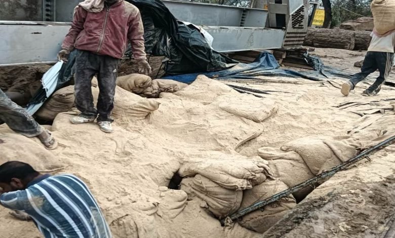 ਫਰੀਦਕੋਟ 'ਚ ਚੋਕਰ ਨਾਲ ਭਰਿਆ ਕੈਂਟਰ ਪਲਟਿਆ, ਜੇਸੀਬੀ ਦੀ ਮਦਦ ਨਾਲ ਡਰਾਈਵਰ ਸੁਰੱਖਿਅਤ ਕੱਢਿਆ ਬਾਹਰ ਫਰੀਦਕੋਟ 'ਚ ਚੋਕਰ ਨਾਲ ਭਰਿਆ ਕੈਂਟਰ ਪਲਟਿਆ, ਜੇਸੀਬੀ ਦੀ ਮਦਦ ਨਾਲ ਡਰਾਈਵਰ ਸੁਰੱਖਿਅਤ ਕੱਢਿਆ ਬਾਹਰ